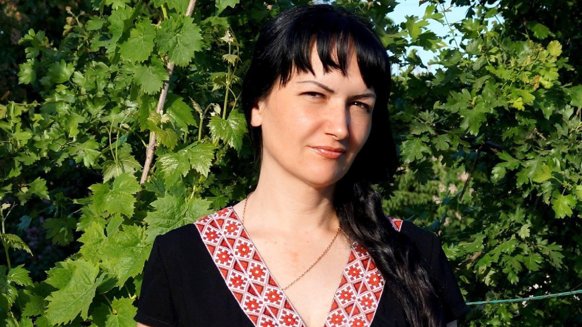 Başqa yerge yerleştirüvi vaqtında işğal etilgen Qırımda jurnalist İrina Daniloviç esini coyğan